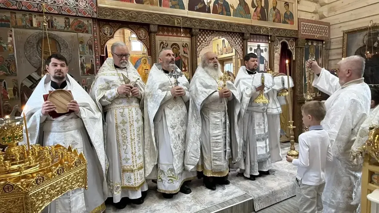 В Свято-Иннокентьевском храме  села Анга Качугского района (родина святителя Иннокентия, митрополита