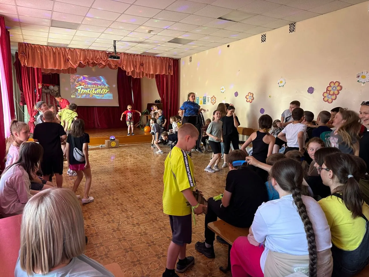 💃🕺Танцевали все вместе. 

Ребята отжигали по полной: кто-то удивлял сложными движениями, кто-то — 