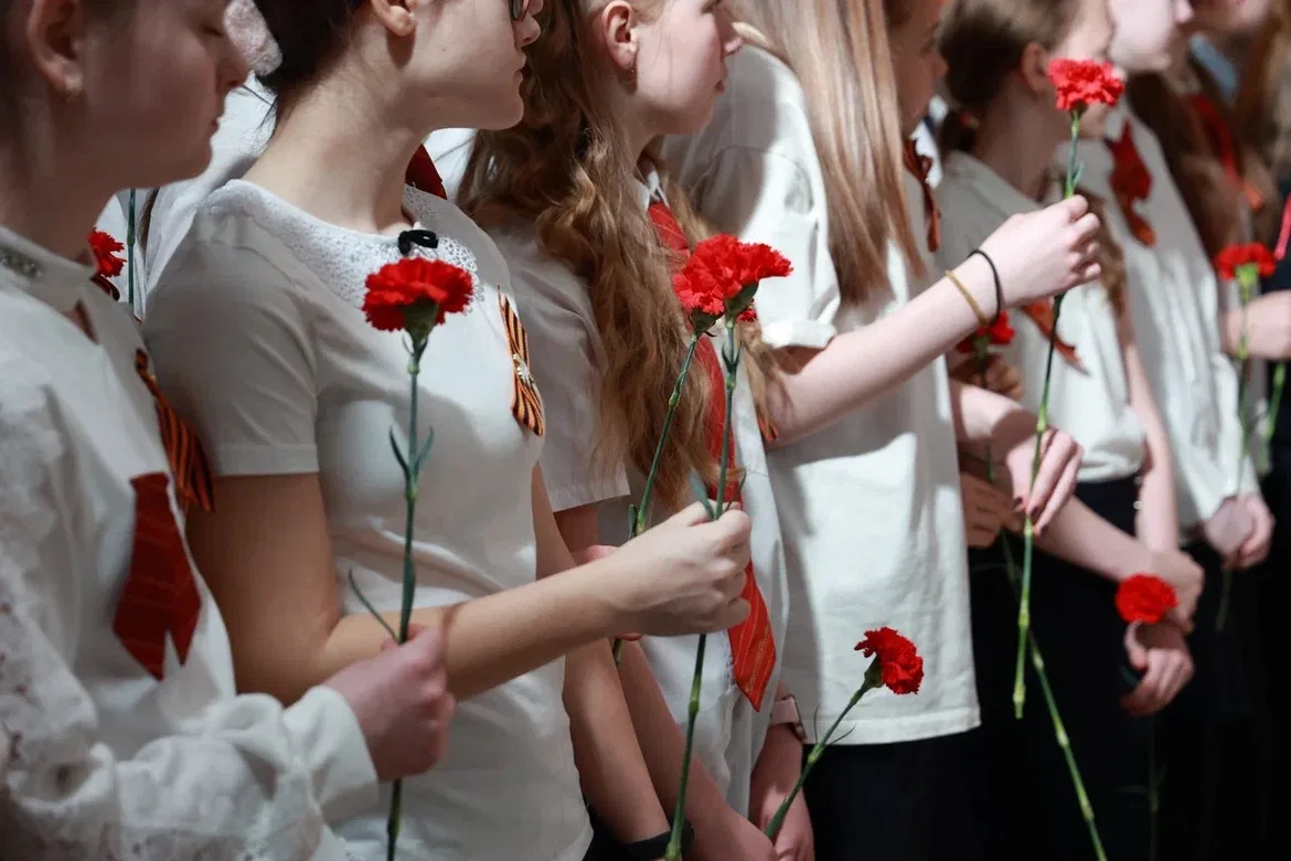 🕯️ Акция «Красные гвоздики» в основном корпусе: память, которой не нужны слова  В основном корпусе п