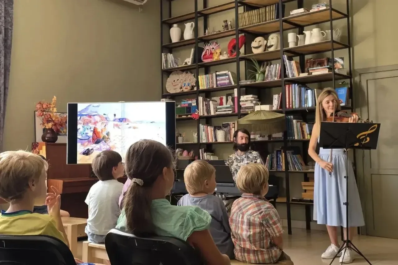 🎻В доме культуры «Красная Поляна» ожила музыкальная сказка «Бюро находок» по книге Юлии Весовой

Де