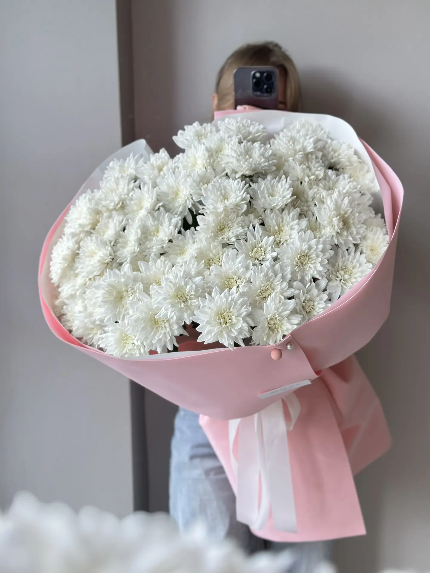 хризантема — цветок, который не подведёт 🌸

объёмная, стойкая, пышная

хризантема — идеальный выбор