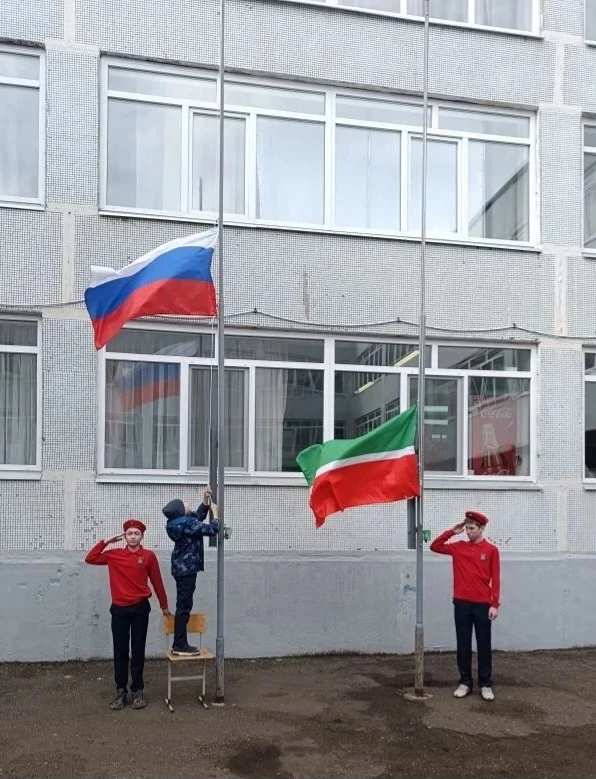 🇷🇺 Герой понедельника: Данил Кырганов поднял флаг в честь своей победы! 🧑‍🔬  Сегодня, 27 апреля, тра