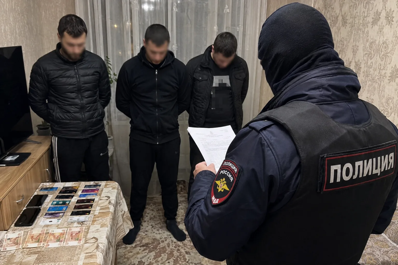В Георгиевске полиция задержала троих жителей села Краснокумского по подозрению в незак...