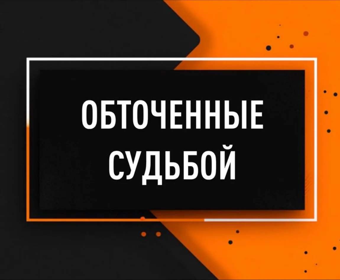 Учитель взял в руки яблоко.