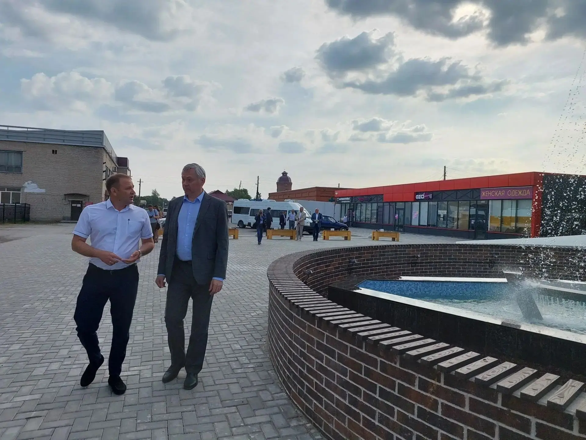 Губернатор провел осмотр центральной площади поселка и ее ключевых объектов.