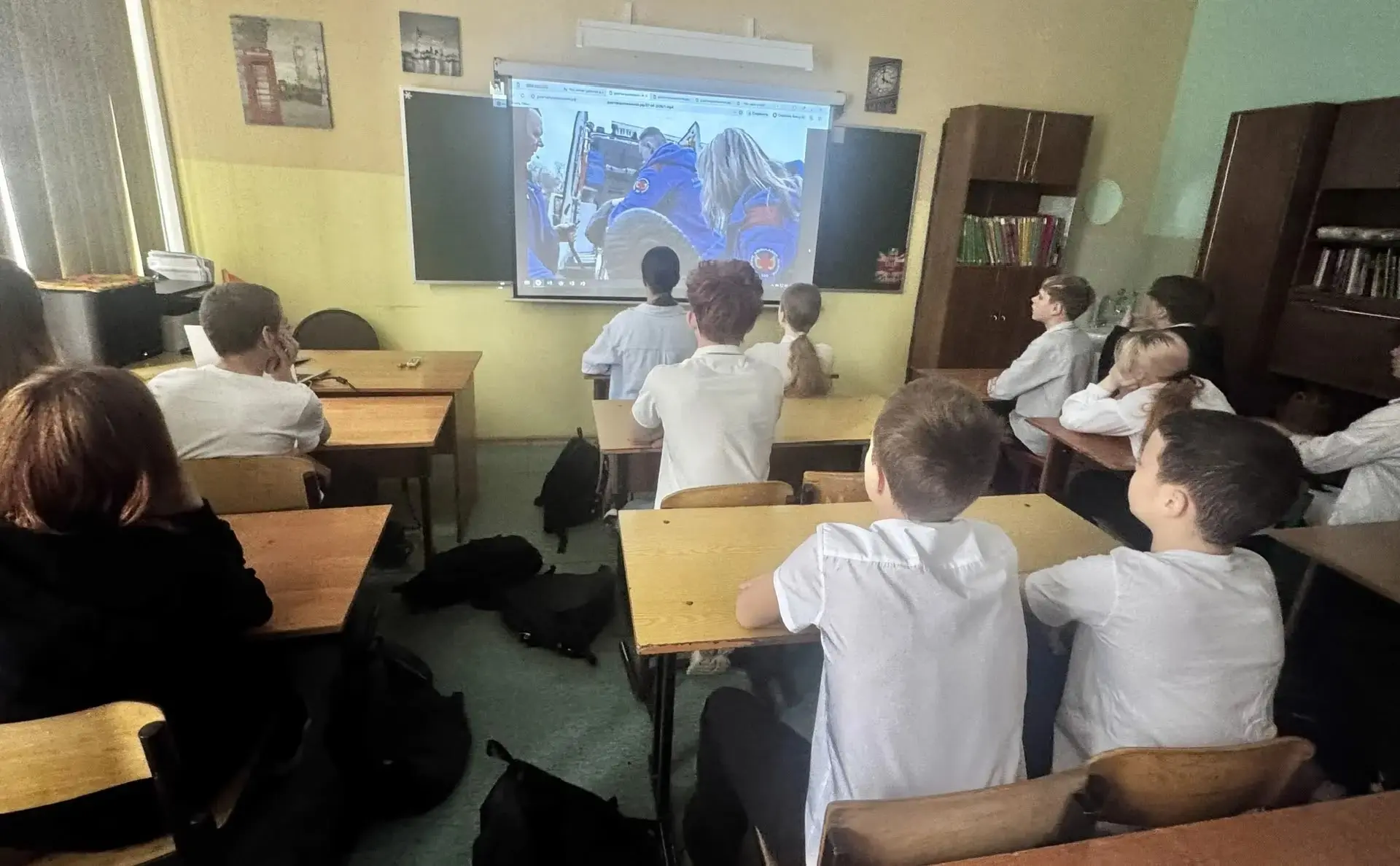 📢 РАЗГОВОРЫ О ВАЖНОМ  🇷🇺 Новая учебная неделя в нашей школе началась с торжественной линейки, поднят