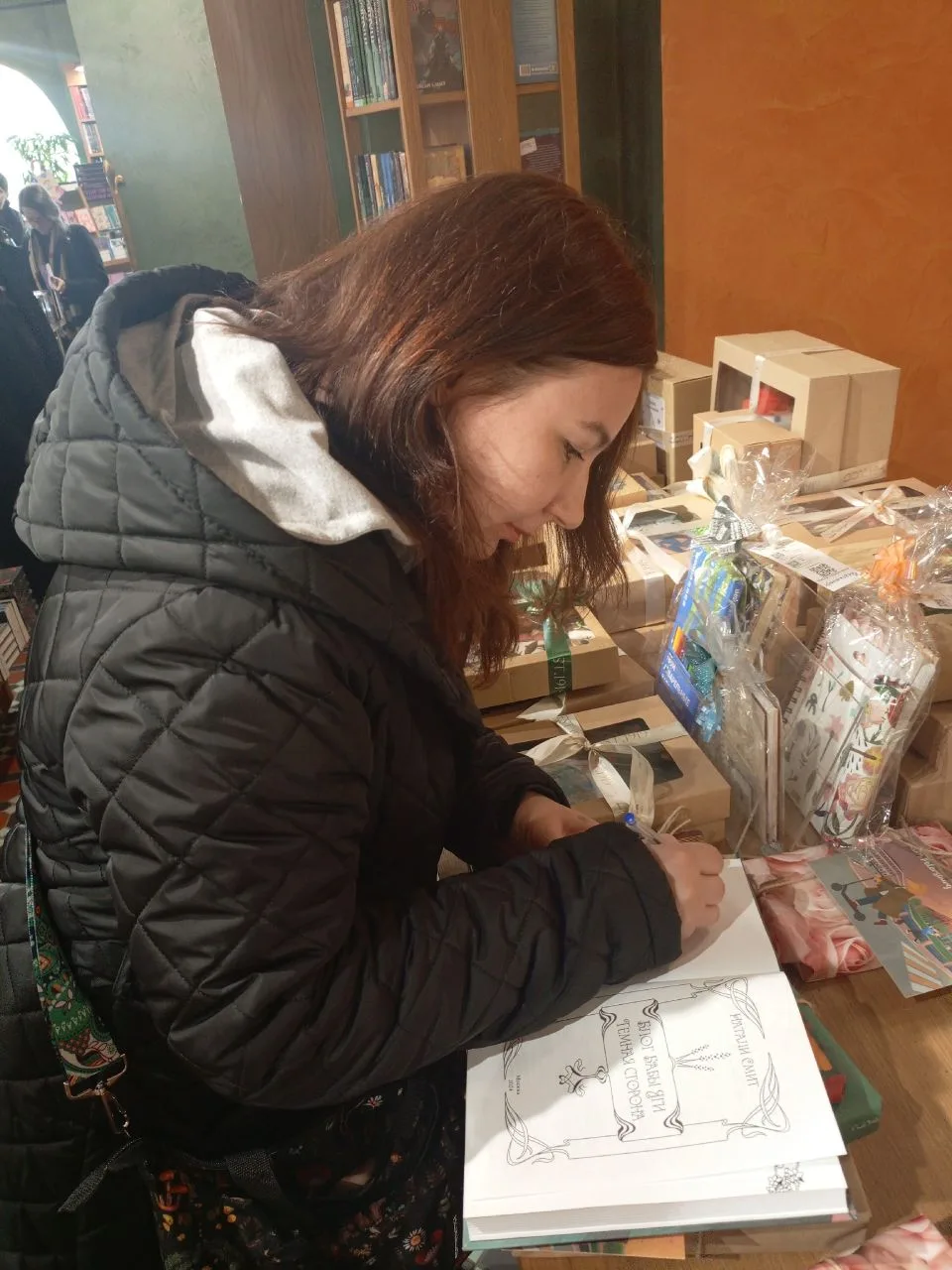 В доме Зингера подписала книги, 3 штуки второго тома) ловите! 
Сувенирка отличная, конверты понравил