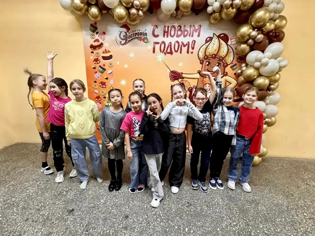 🧳 Сладкое путешествие 2 «А» класса 🍰🌟 Ученики 2 «А» посетили кондитерскую фабрику «9 Островов»! Ребя