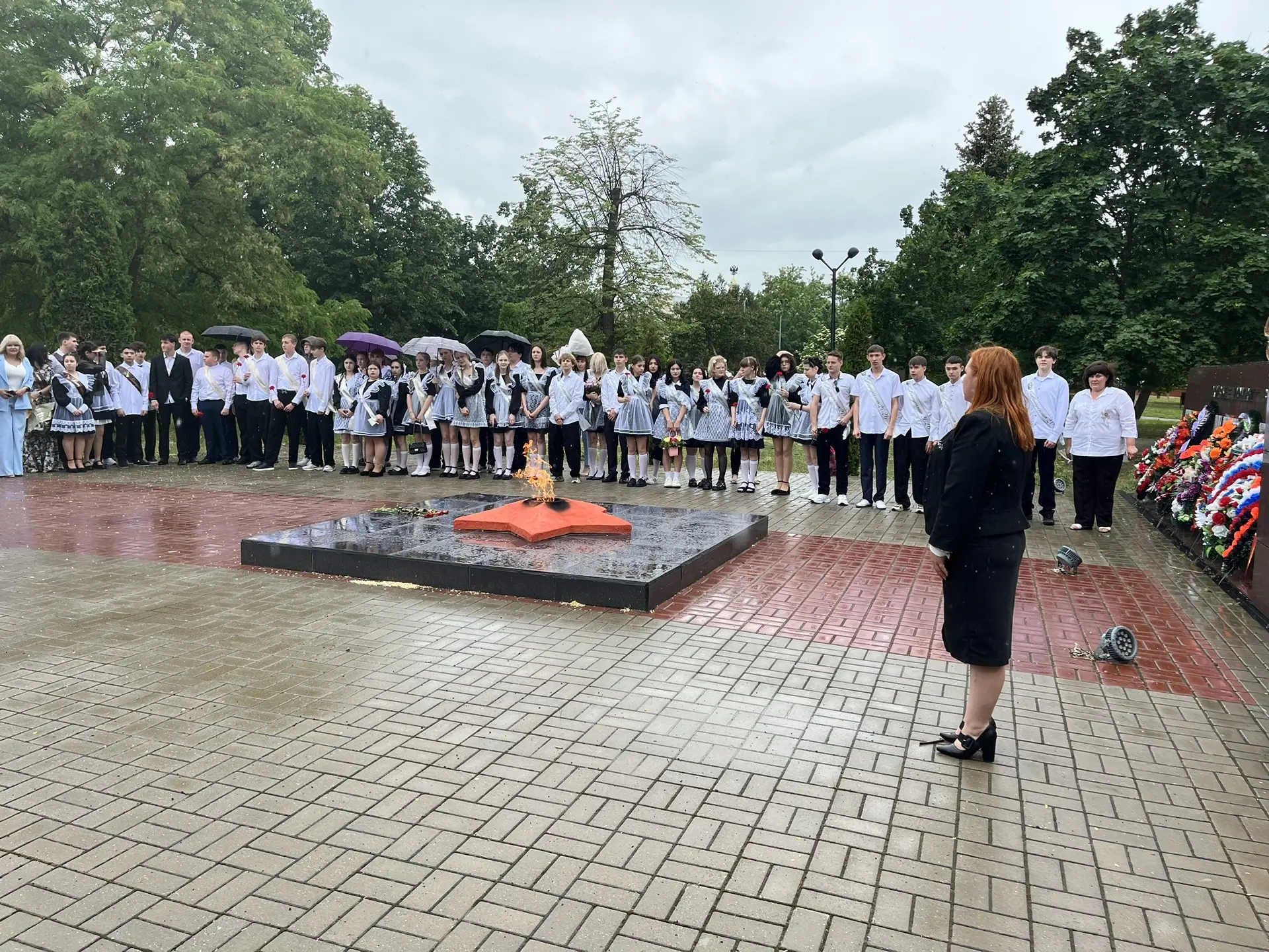 Сегодня прошел траурный митинг в память о жертвах обстрела в Старобельске.🕯️ 

Выпускники возложили