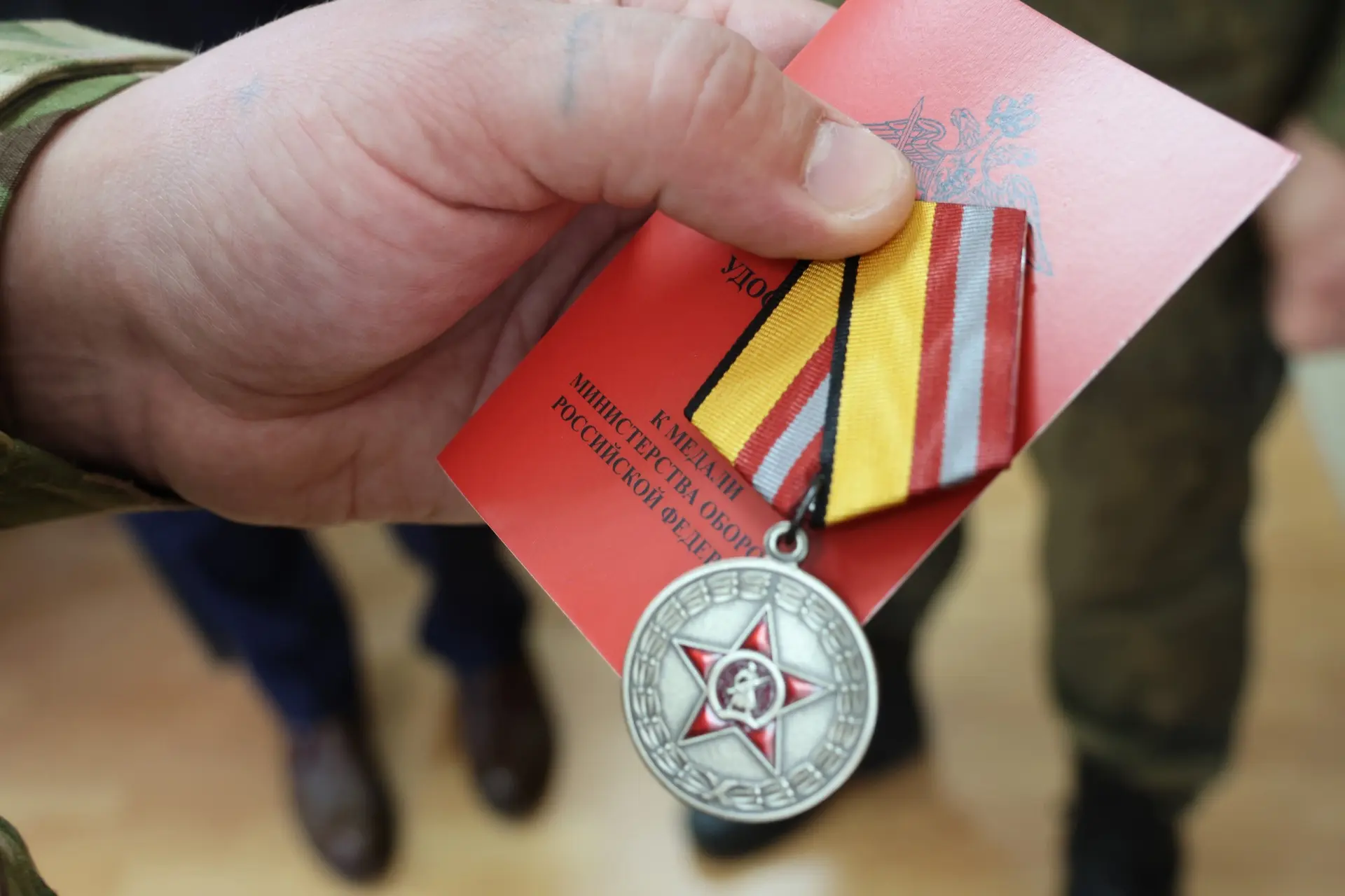 📌Глава Новомосковска Алексей Платонов вручил военные награды