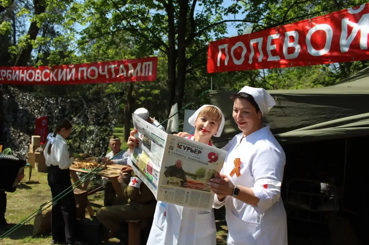 В День Победы в Старощербиновской центром народных гуляний стал парк. Здесь установили инсталляции, 