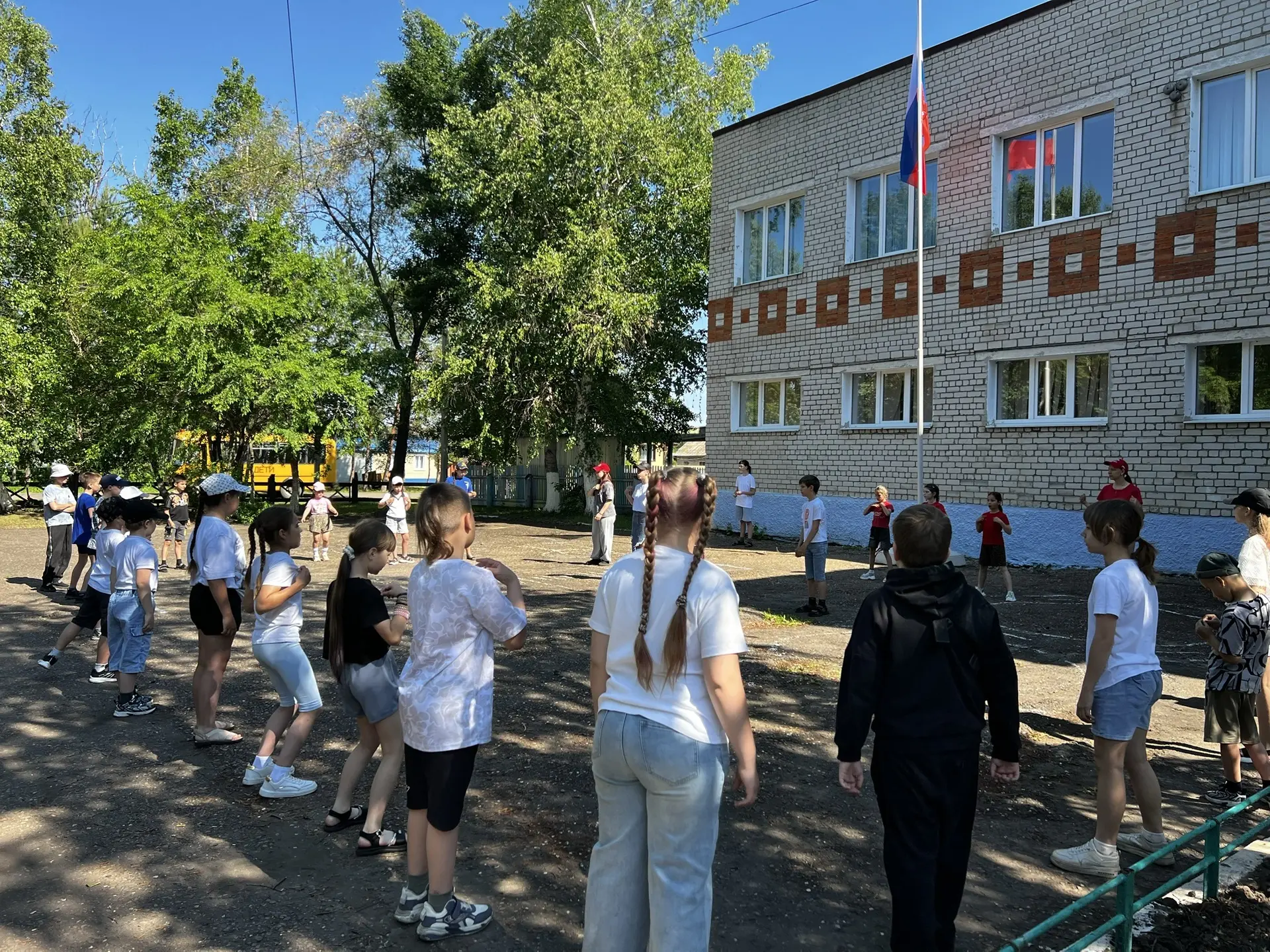 🇷🇺 Яркий День России в пришкольном лагере "Светлячок"! 🇷🇺

8-й день нашей лагерной смены, был по