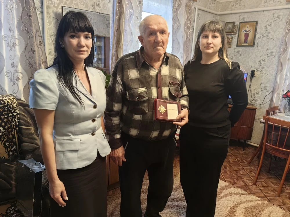 🌟 Навестили ликвидатора аварии на  Чернобыльской АЭС и вручили юбилейную медаль