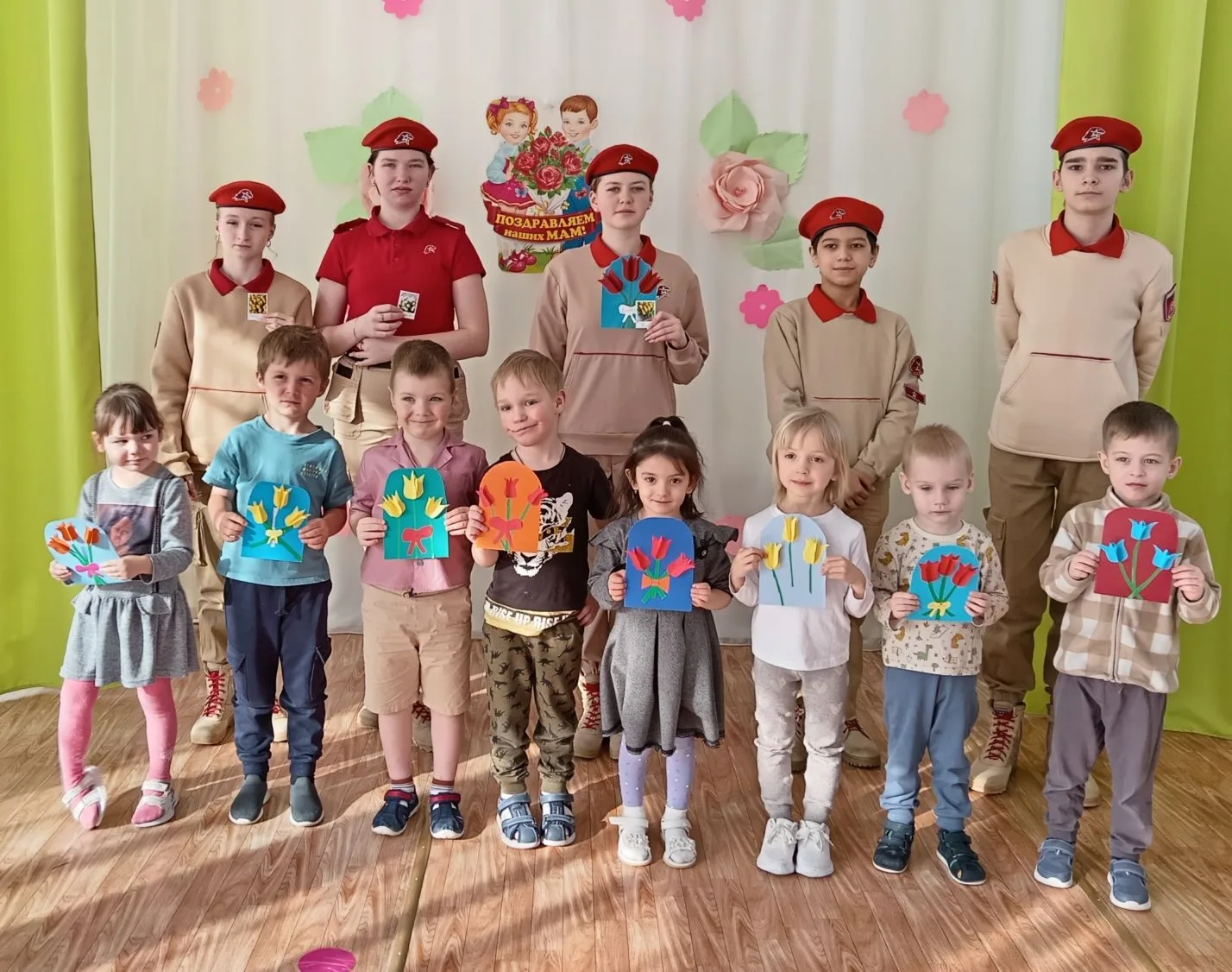 Юнармейцы провели в средней группе мастер - класс, на котором вместе с ребятами сделали...