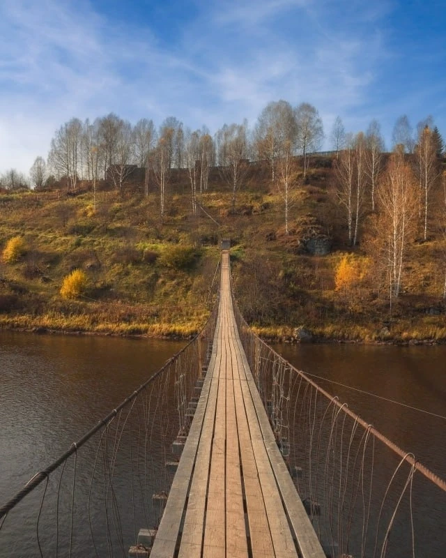 Одно из самых атмосферных мест Губахи — подвесной мост через Косьву 😍