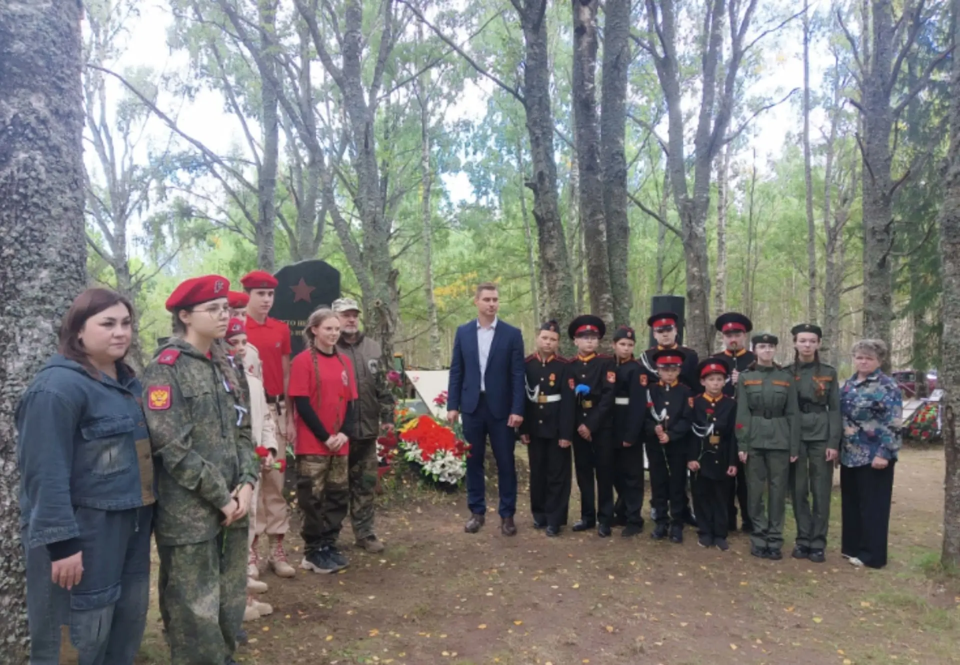 Памяти павших будем достойны: юнармейцы и педагоги на церемонии в Змейско