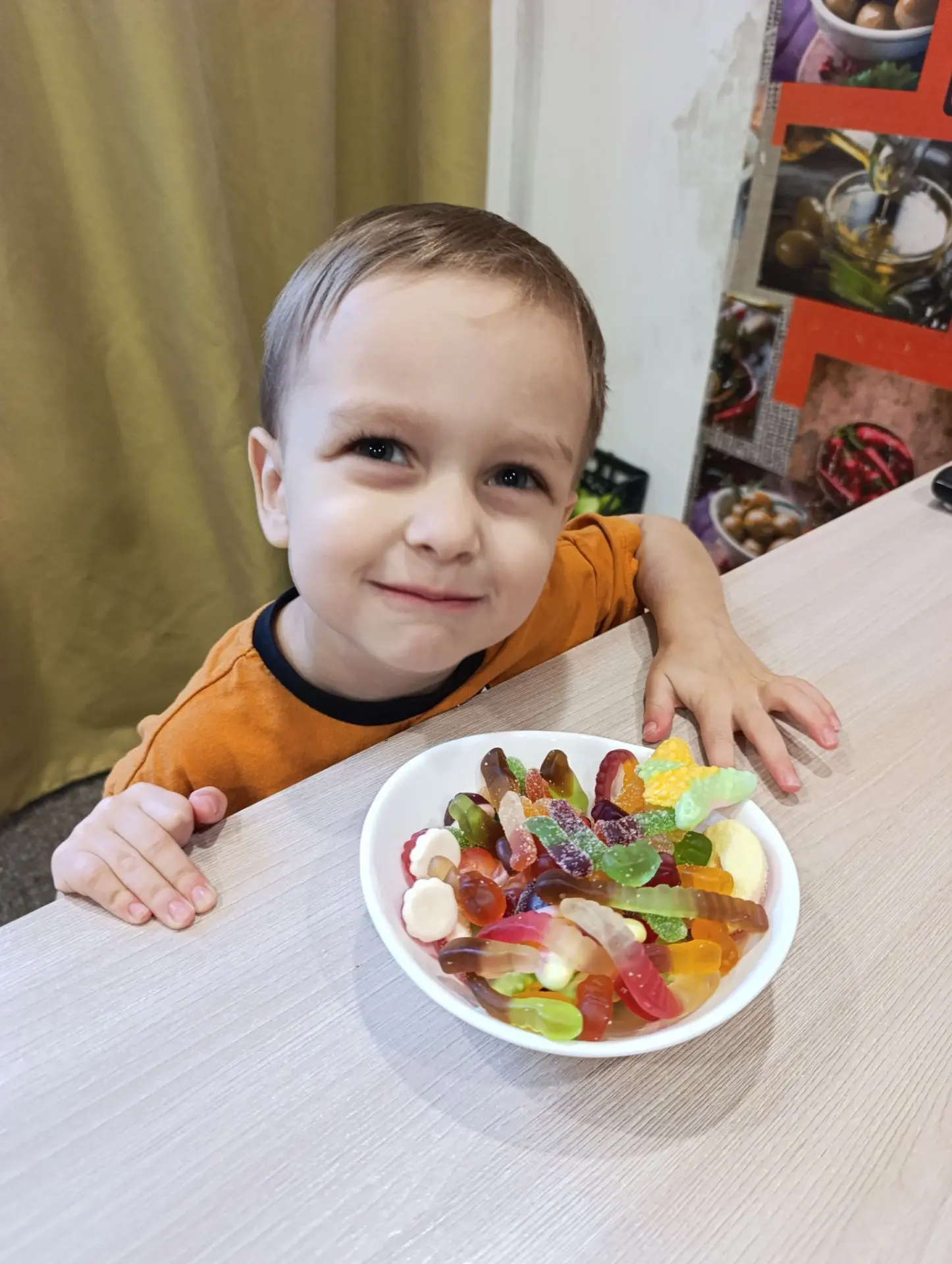Миша поужинал в садике, поэтому у него чай с вкусняшкой, и с мамой поделился