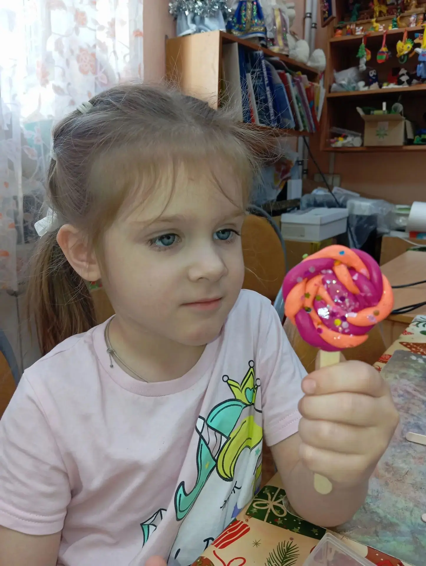 Сегодня  в "Волшебной мастерской" дети  делали поделки из пластилина "Эскимо на палочке".