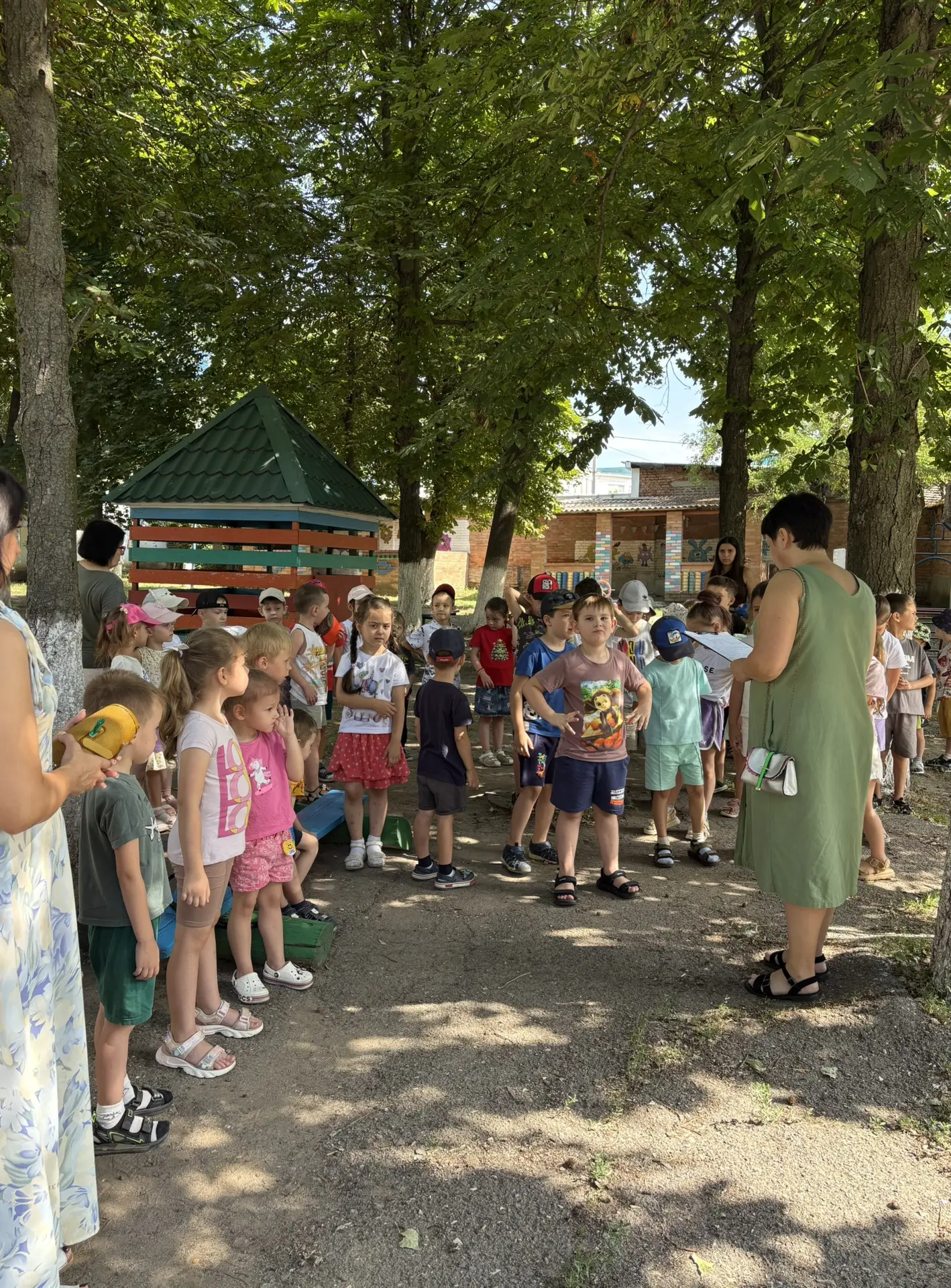 Что такое лето?
Это много света,
Это поле, это лес🌳 ,
Это тысячи чудес,
Это в небе облака 🌥️ ,
Это