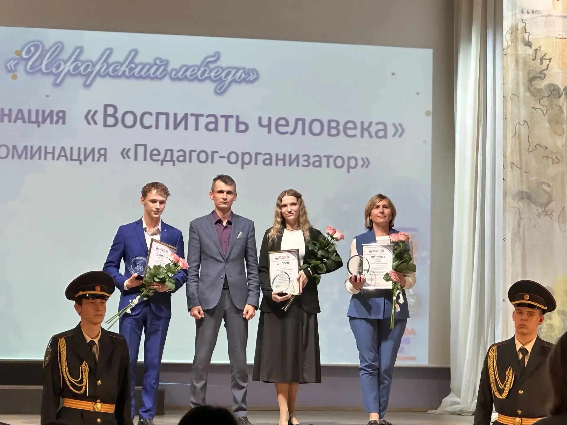 ❤ В Колпинском районе наградили лучших педагогов — итоги конкурса «Ижорский лебедь» 
 
15 мая в коло