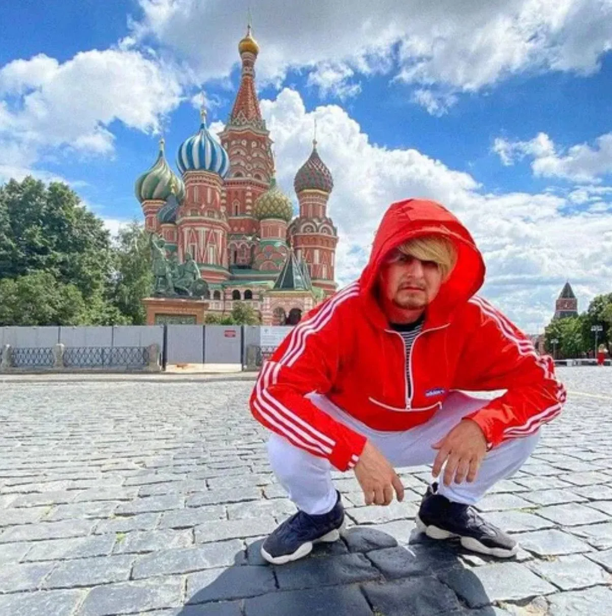 Блин, на вертолете разбился Оливер Три((( Такой позитивный чел😭😭😭