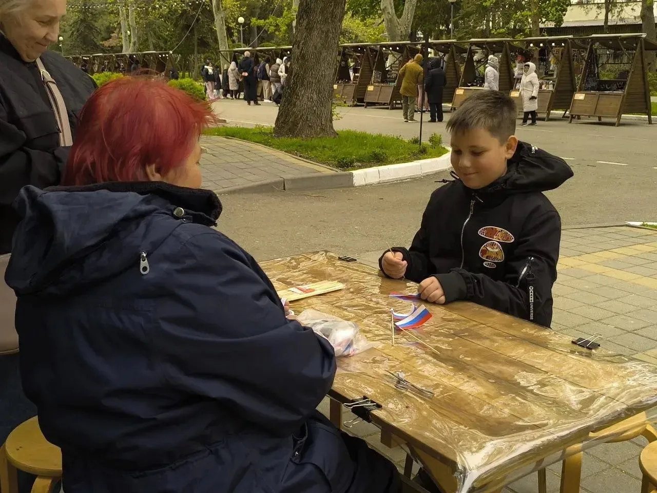 В праздничные дни на «Арт-Авеню» организовали бесплатные мастер-классы  Анапские ремесленники провод