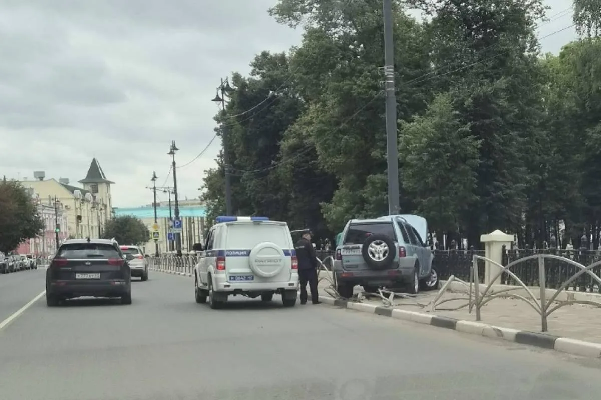 ‼️ Лихач разрушил тротуарное ограждение на улице Соборной

Машина снесла металлическую конструкцию и