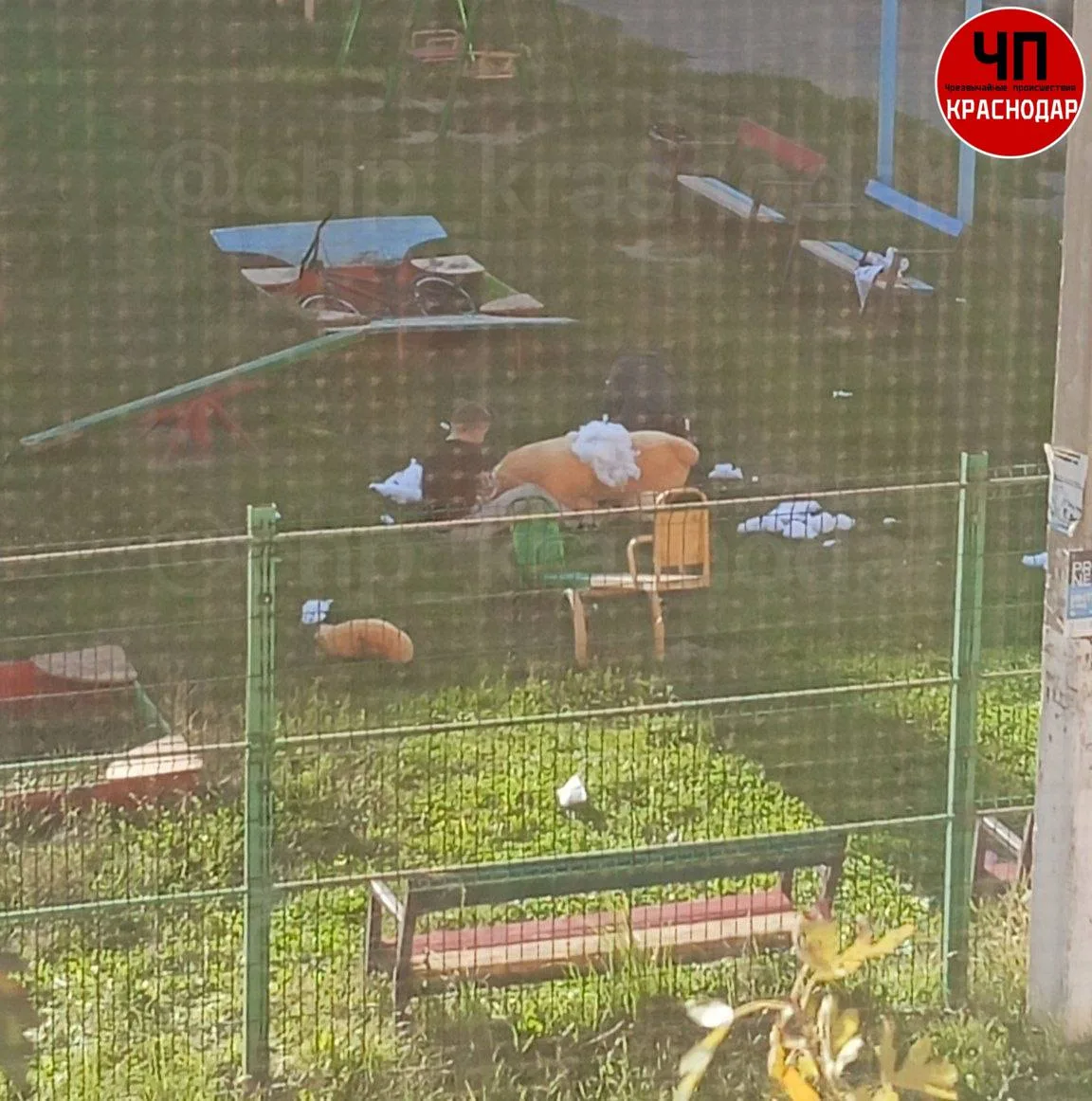 🧸 Плюшевого медведя «распотрошили» на детской площадке в Яблоновском.