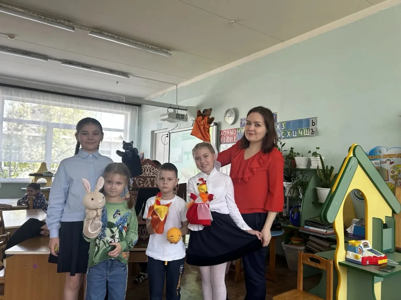 🎭 Настоящая сказка для малышей! Сегодня наши талантливые третьеклассницы Семенова Агния и Шакирова М
