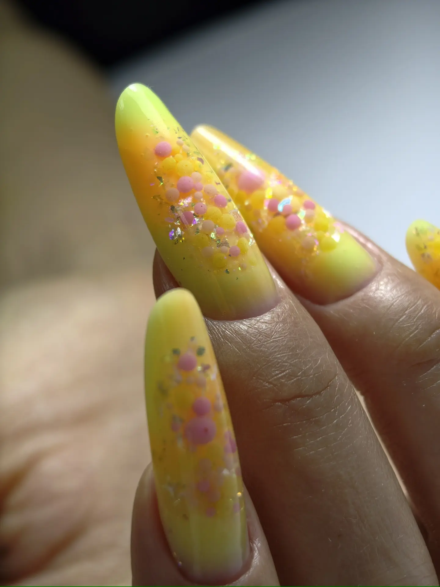 Солнечное настроение на кончиках пальцев ☀️💅
Яркий градиент + нежный дизайн — идеальный вариант, ко