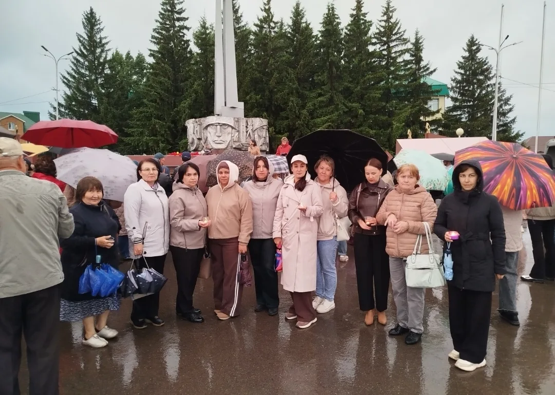 В День памяти и скорби азнакаевцы зажгли свечи у Вечного огня

22 июня, несмотря на непогоду, у мемо