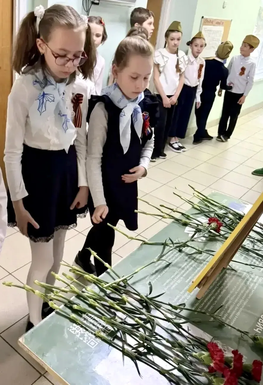 КРАСНЫЕ ГВОЗДИКИ (Часть 3) 💫 Возложение цветов в честь памяти защитников Отечества прошло сегодня в 