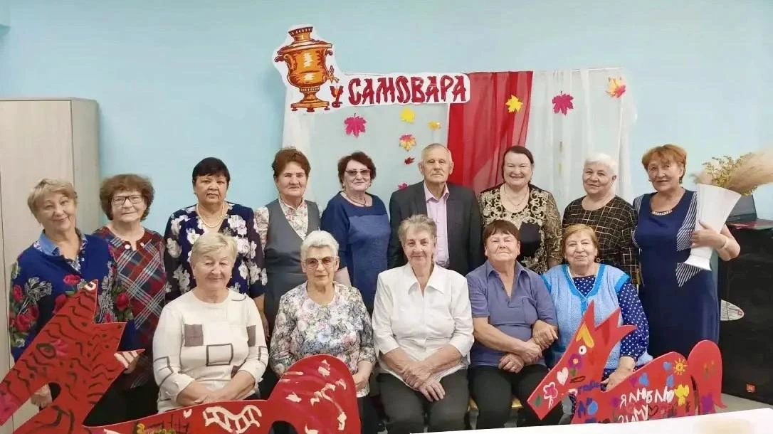 «Посиделки у самовара»: душевная встреча поколений состоялась в Зиме