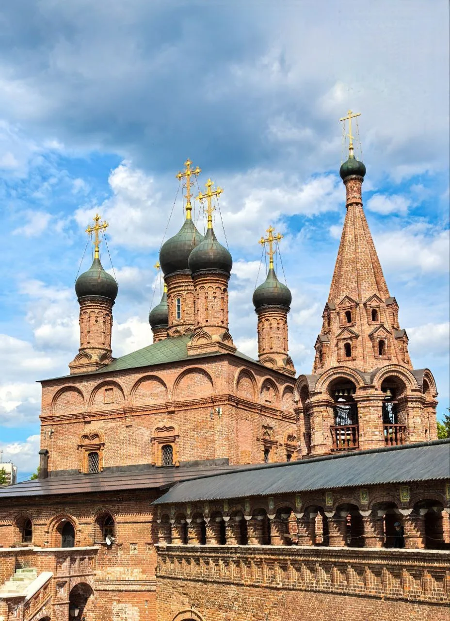 🏛 Крутицкое патриаршее подворье — древняя резиденция с теремком, изразцами и музеем

Бывшая резиден