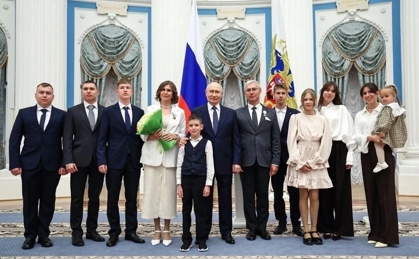🏆 Семья нашего учителя получила высокую государственную награду!

С радостью и гордостью сообщаем: 