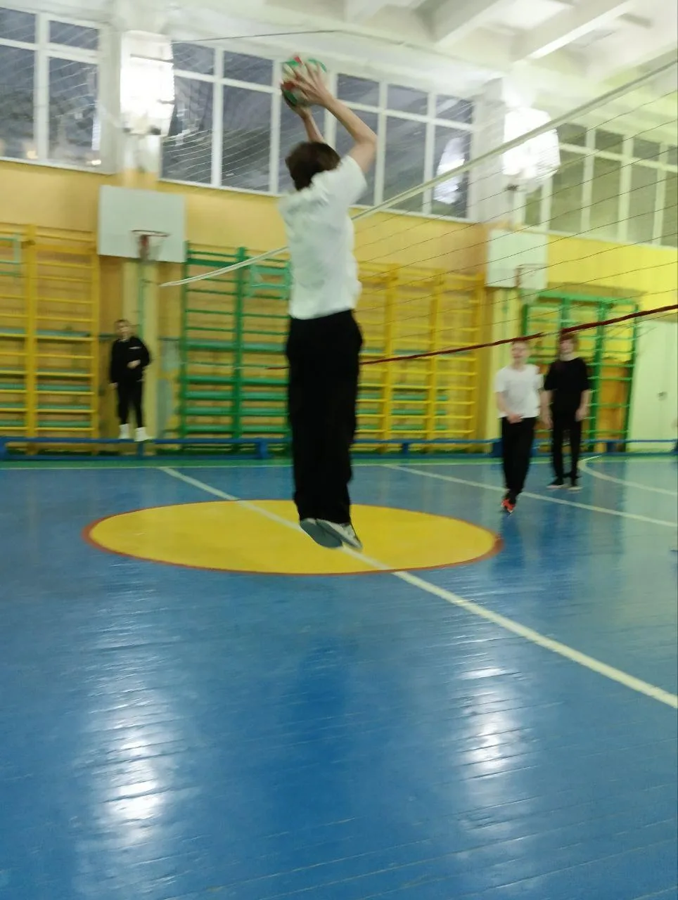 🏀 5 декабря в нашей школе состоялся турнир по пионерболу среди обучающихся 8-х классов, посвящённый 