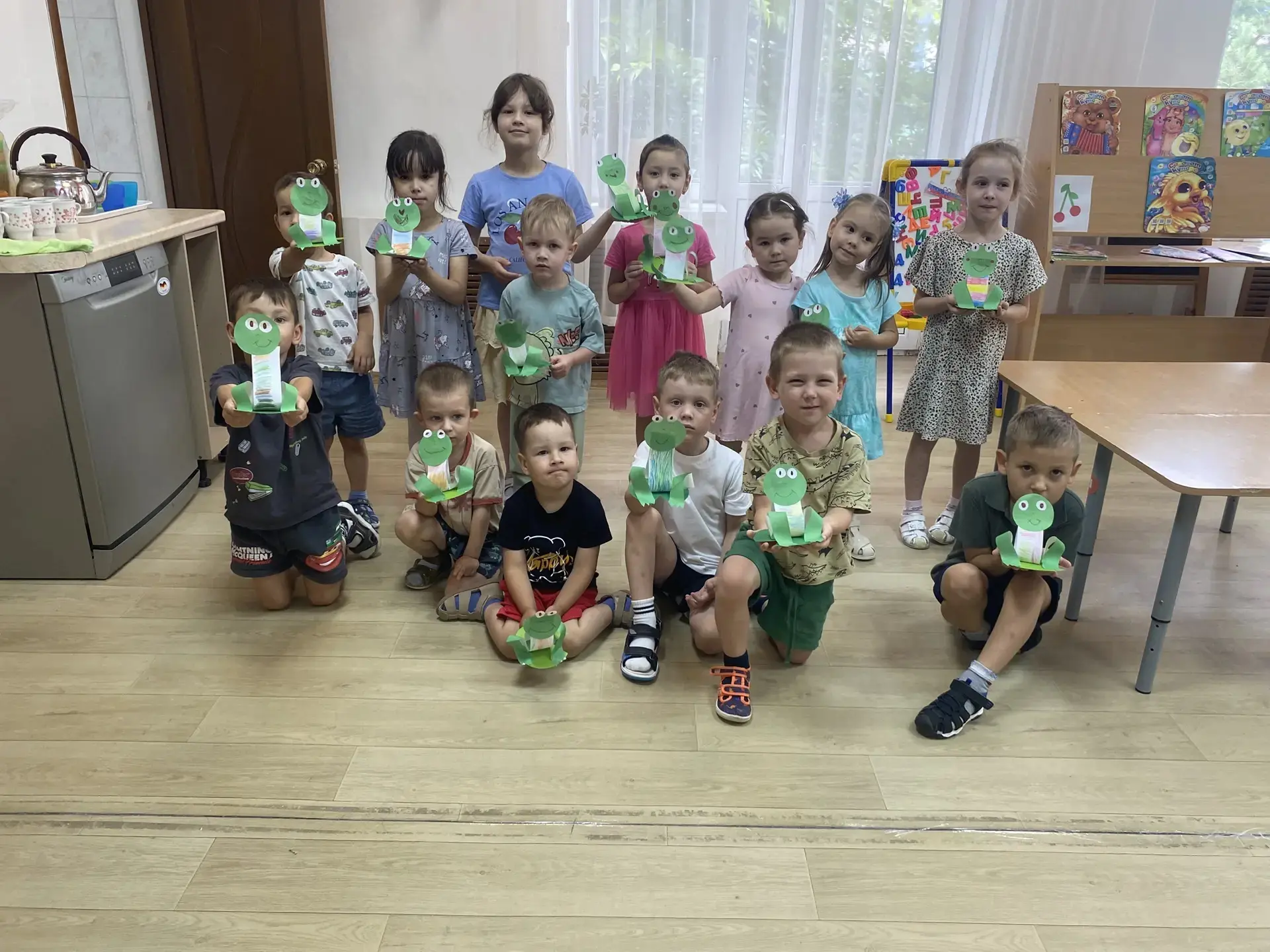 Күлдә балык, бакалар⠀
Баталар да калкалар.⠀
Әнә бара бер бака⠀
Баткакка бата-бата.⠀
⠀
Бүген менә шуш