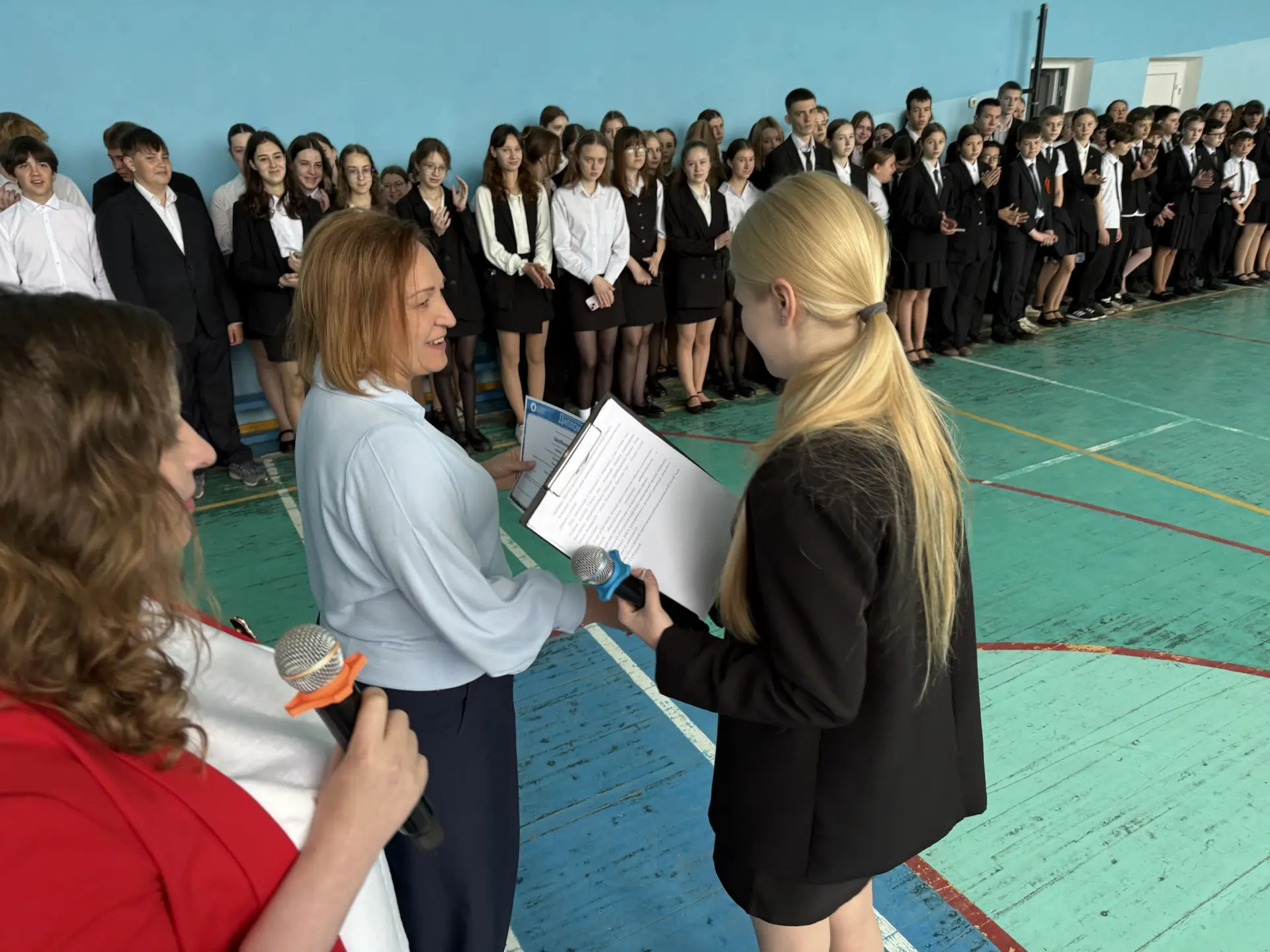 🇷🇺 Понедельник в гимназии — и сразу с особой торжественностью! 🎓  Сегодня мы начинаем последнюю учеб