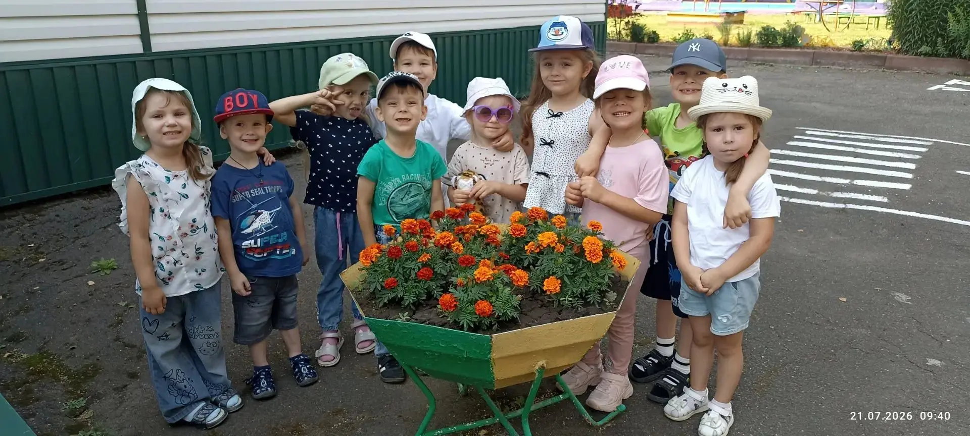 Снова радует нас клумба!

Снова радует нас лето.
В зелень сочную одето. 
И у самых у ворот .
Клумба 