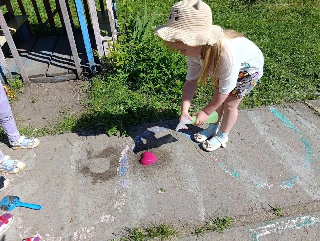 Вы умеете рисовать водой на асфальте? Наши ребята умеют. Для этого понадобится распылитель с водой, 