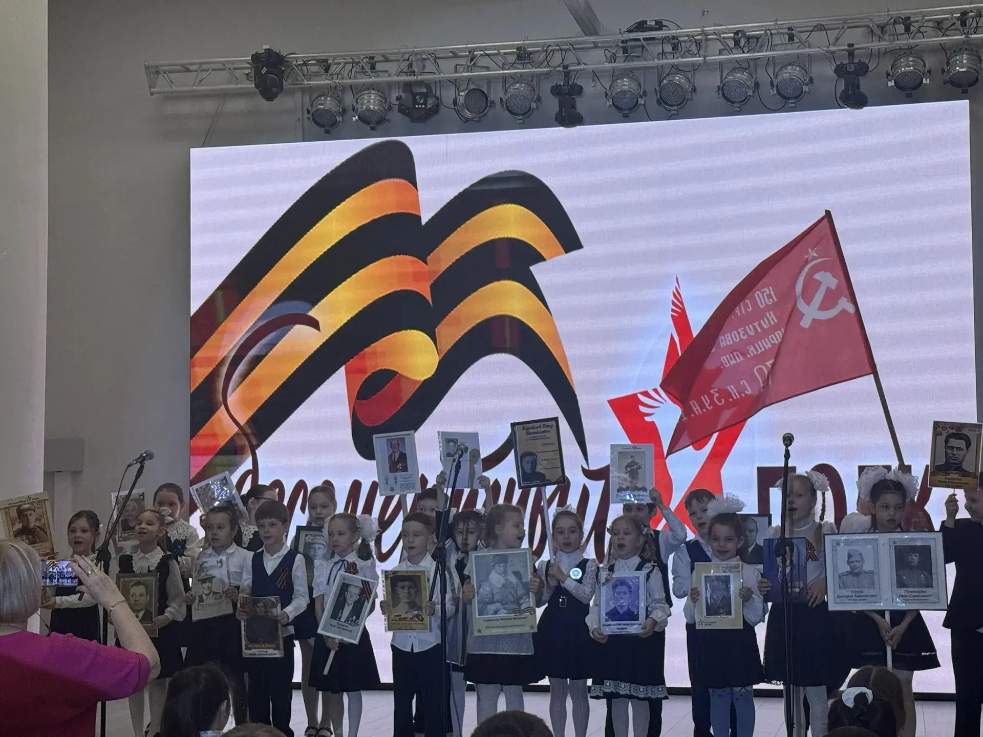 🇷🇺 Символы Победы: как первые классы почтили память героев  В преддверии 81-й годовщины Победы в Вел