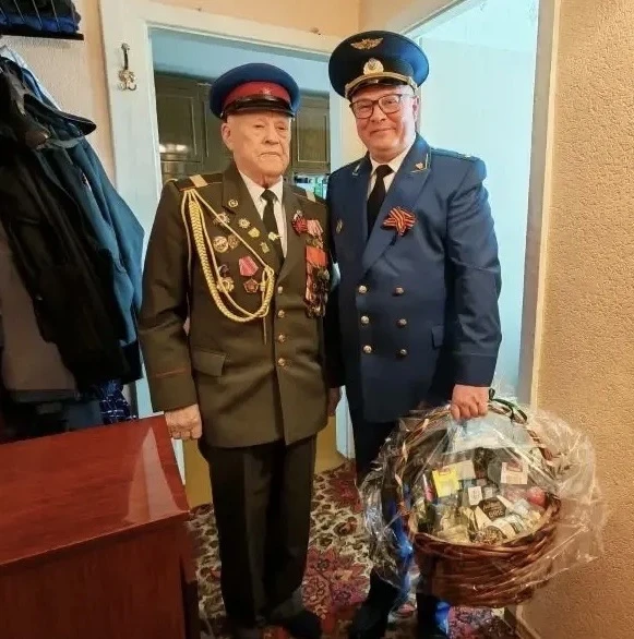 Прокурор Ленинского района г. Екатеринбурга Дмитрий Ершов поздравил участника Великой Отечественной 