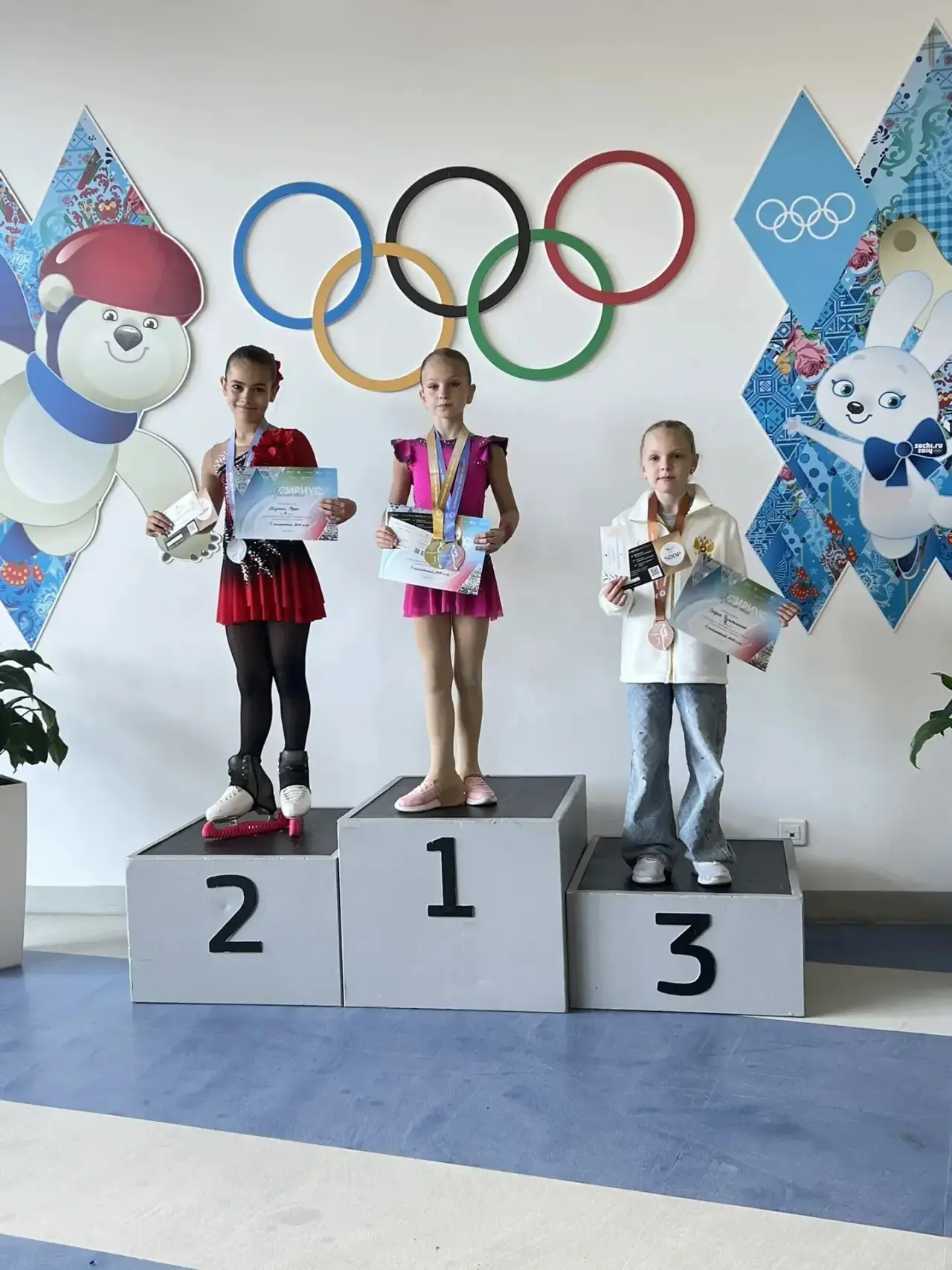 🥈Узлян Марина, ученица 1 «Б» класса, блестяще завершила спортивный сезон! На соревнованиях по фигурн