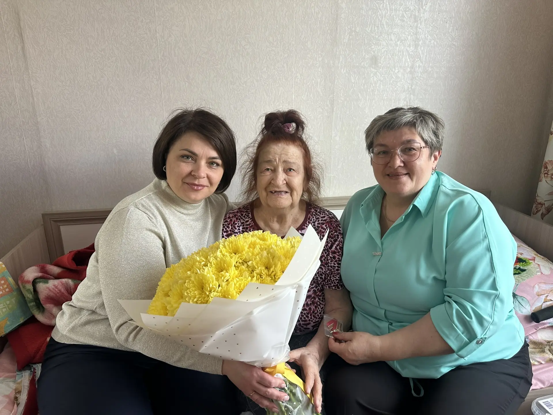 💐 Поздравили с юбилеем !  В преддверии 9 Мая, в рамках чествования людей, чьё детство пришлось на тя