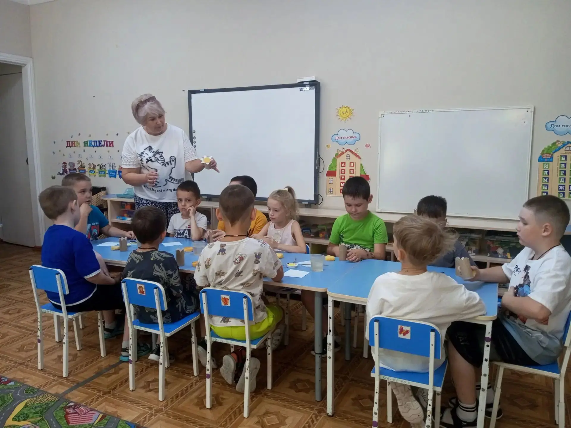 🧑‍🧑‍🧒‍🧒🎨Подготовка подарков ко Дню семьи, любви и верности.

🤍💛🤍Ребята решили совместить кон