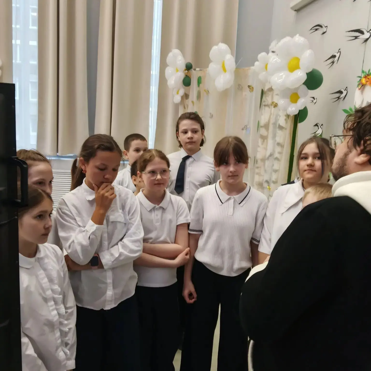 Сегодня начальную школу посетил писатель, актёр, сценарист и педагог Дмитрий Сиротин. Он пишет стихи