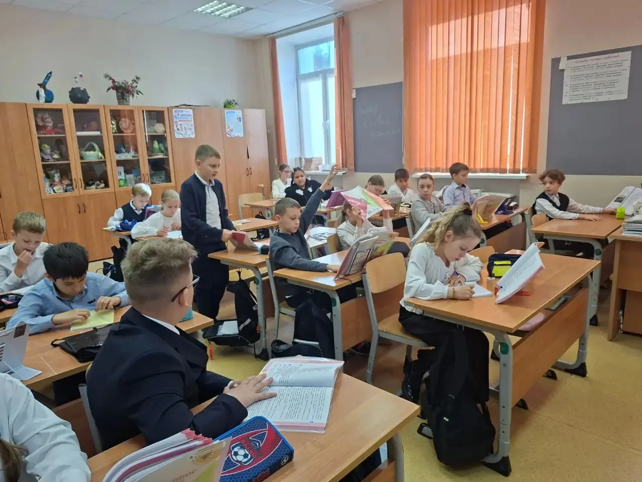 2 октября в 4 А классе прошёл День самоуправления. Ребятв серьёзно готовились и попробо...