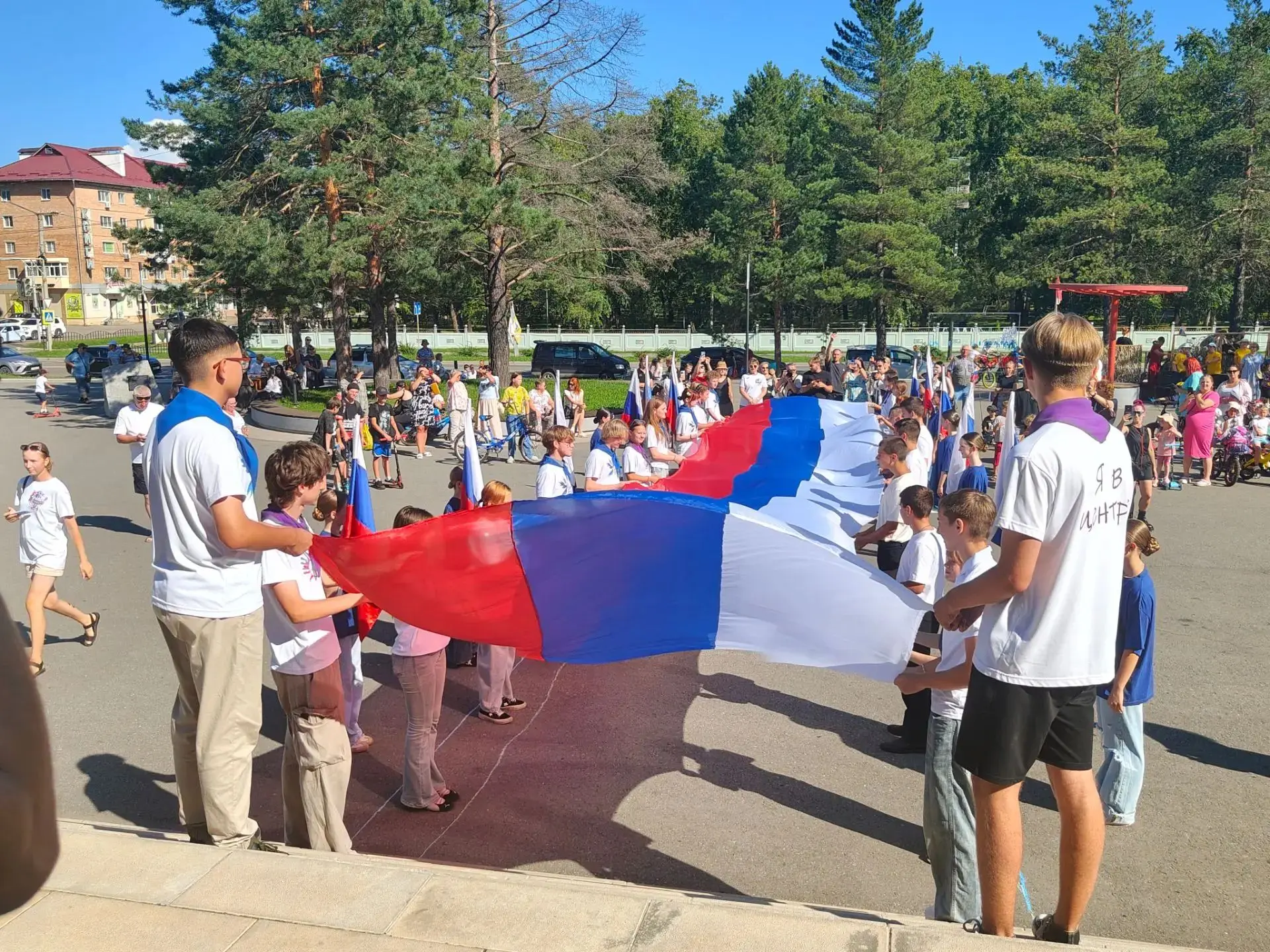 Акция "Под знаменем Державы", посвященная Дню флага России, развернулась сегодня на пло...