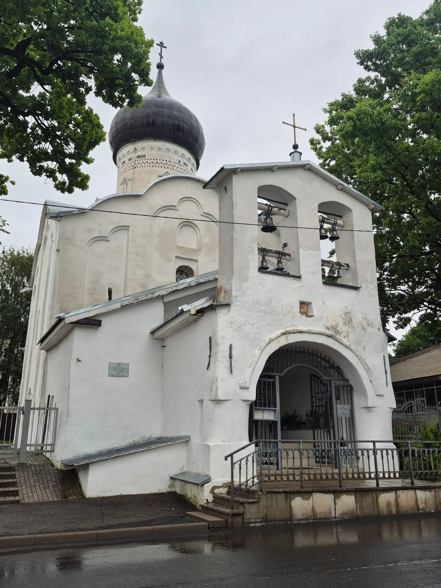 Псков и Пушкинские горы. День четвертый.

Псков и
  Кремль.

На фото 1 - церковь Георгия от Взвоза, 