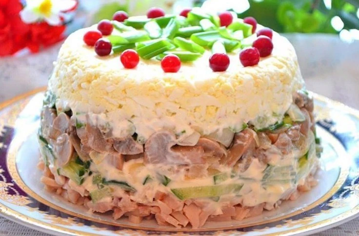 КУРИНЫЙ САЛАТ С ЯЙЦАМИ И ГРИБАМИ